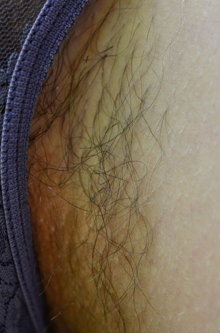 21P Amadora gostosa Myre fica nua na floresta e massageia sua buceta peluda