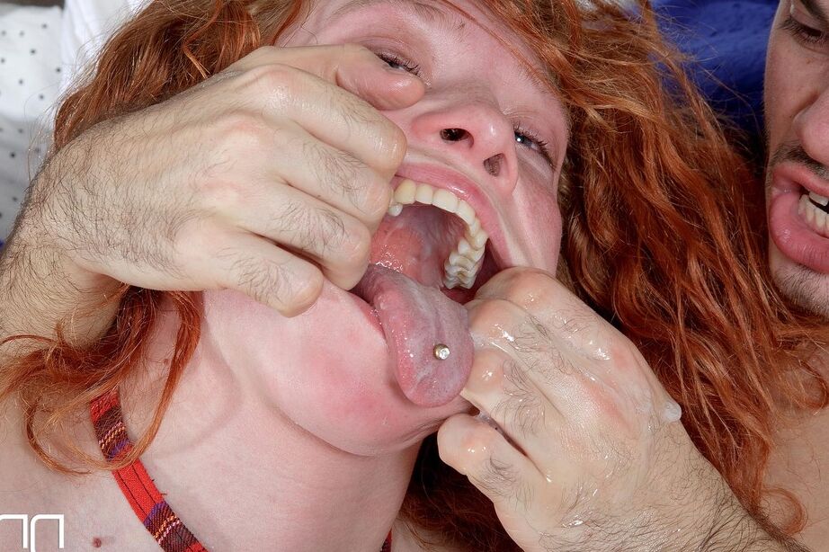 16P Jovem ruiva com piercing na língua tem a boca cheia de pau e porra