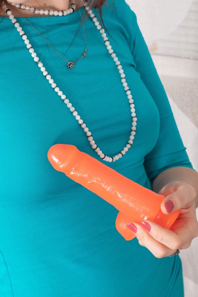 21P Petite amadora Vita revela sua buceta peluda e brinca com um vibrador laranja