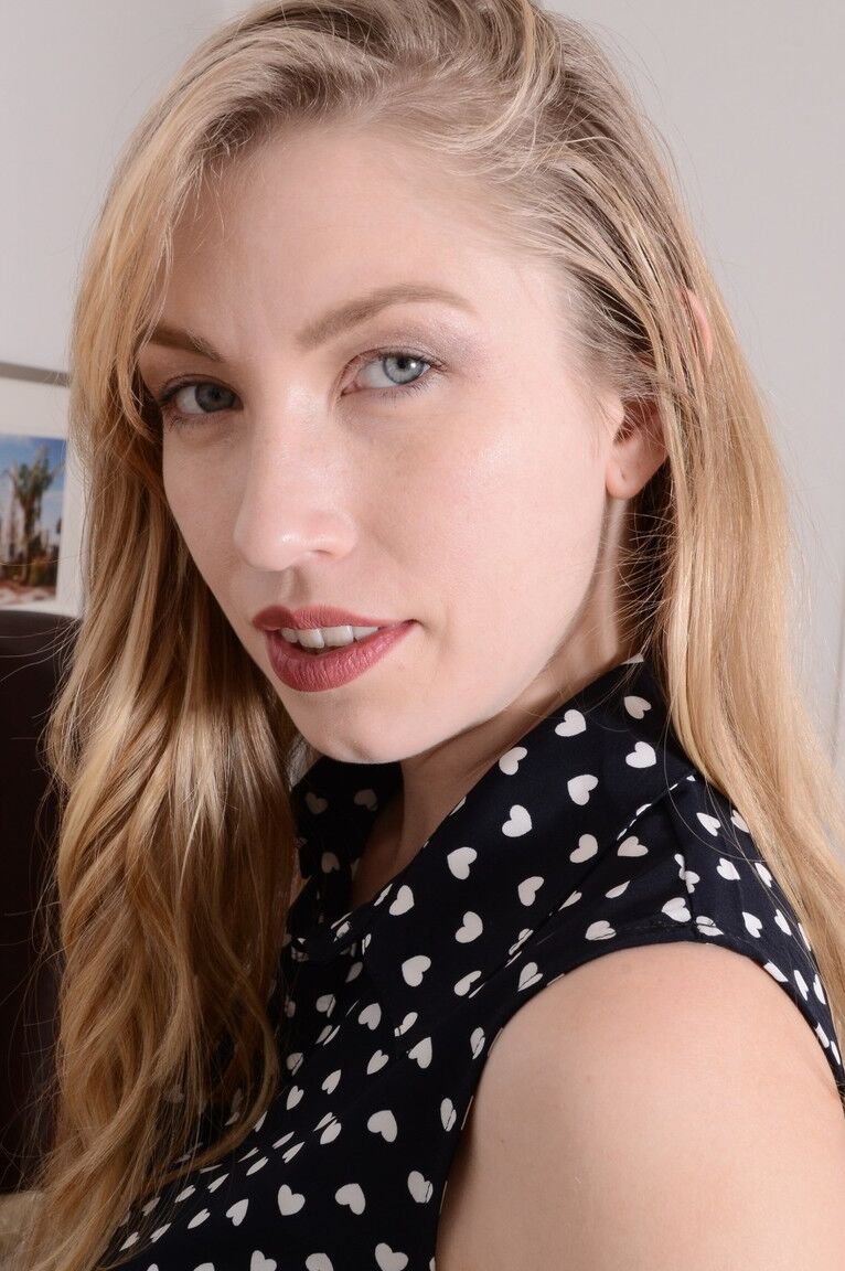 21P La caliente rubia amateur Verronica Kirei abre su sabroso coño de par en par y de cerca