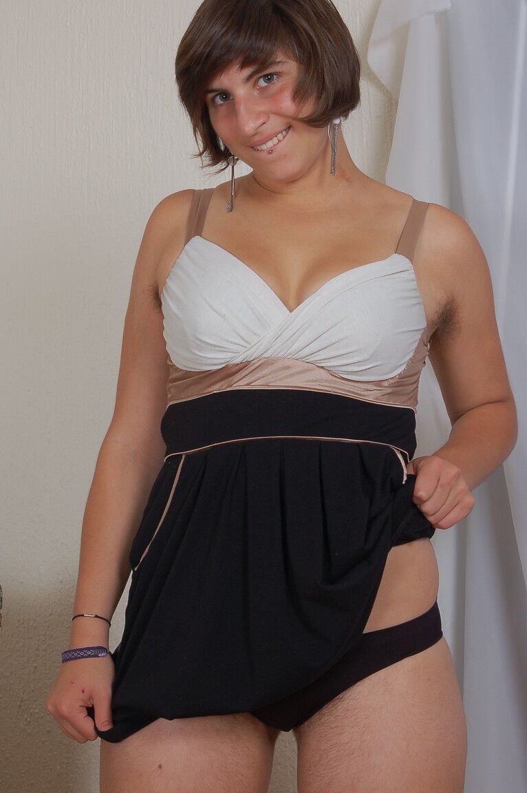 21P La amateur Zooey Milah muestra su coñito peludo