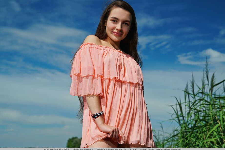 18P A adolescente de cabelos compridos Monica Trent faz ótimas poses nuas em uma doca