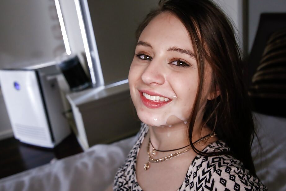 16P adolescente morena inocente Elektra Rose dando um boquete completo