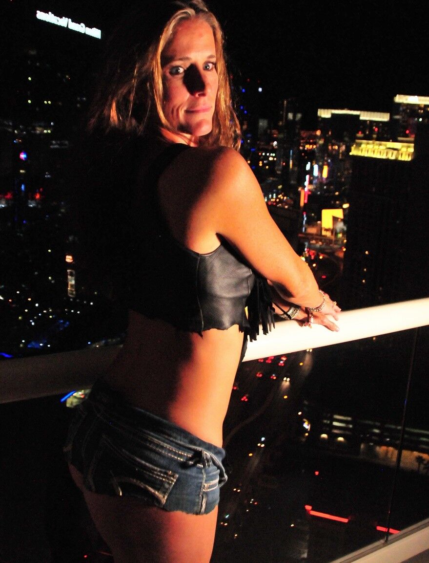 21P A morena madura totalmente natural Sofie Marie exibe sua bunda gostosa em um telhado
