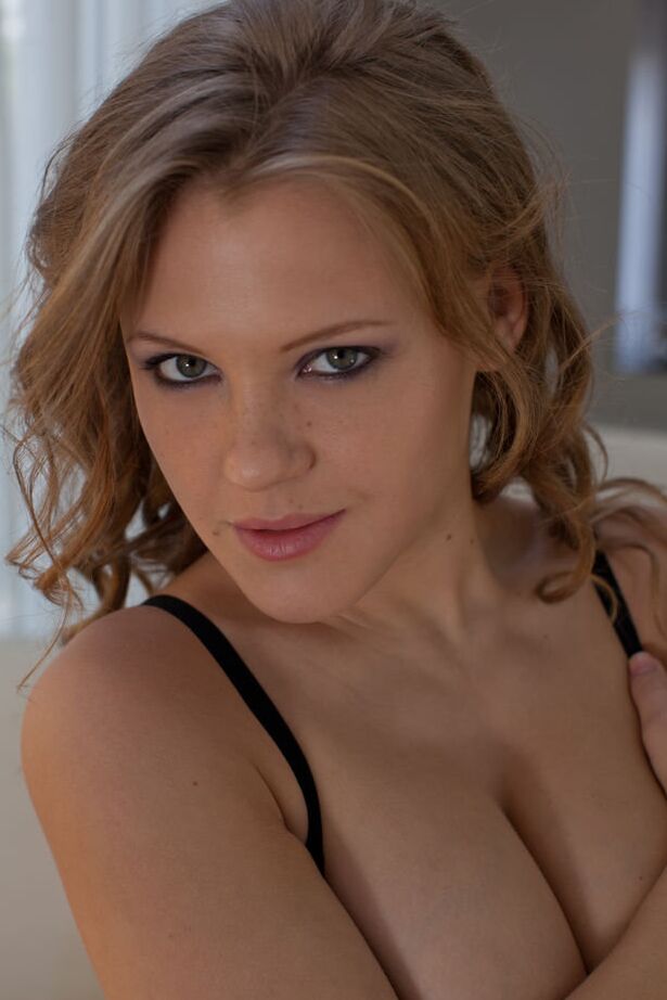 18P La joven y sexy belleza de enormes tetas Viola se quita la lencería
