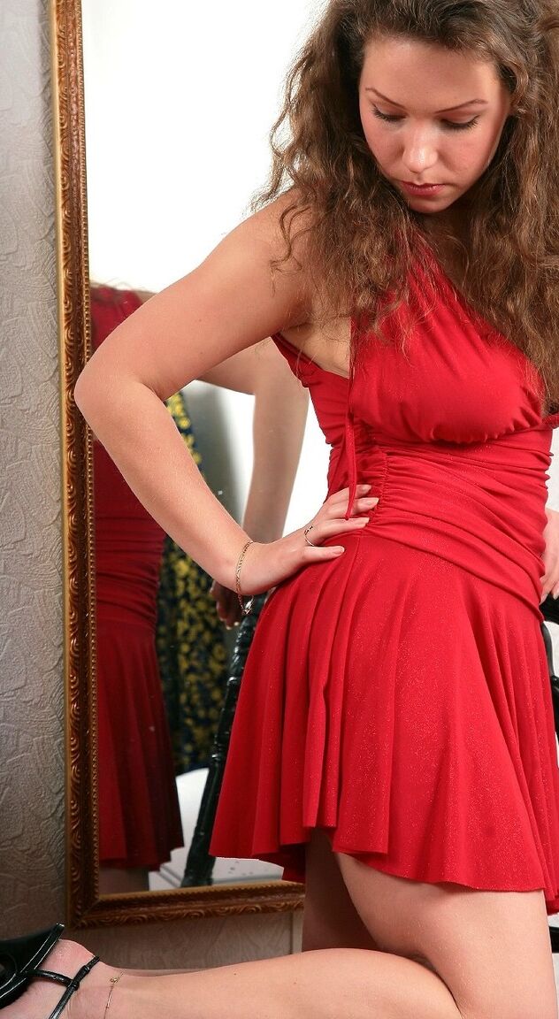 21P Alissia de pelo rizado se quita el vestido rojo y deja al descubierto su matorral y sus grandes tetas