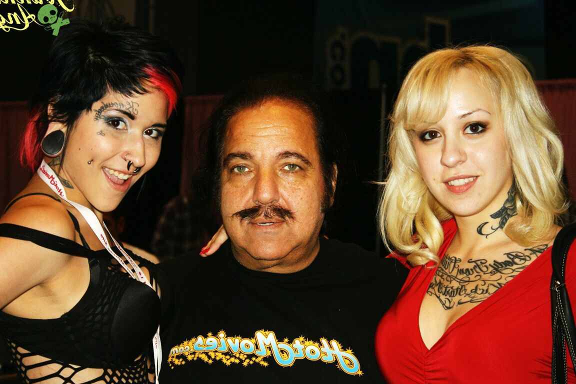 15P Amateurs tatuadas muestran sus culos desnudos desnudas en una fiesta