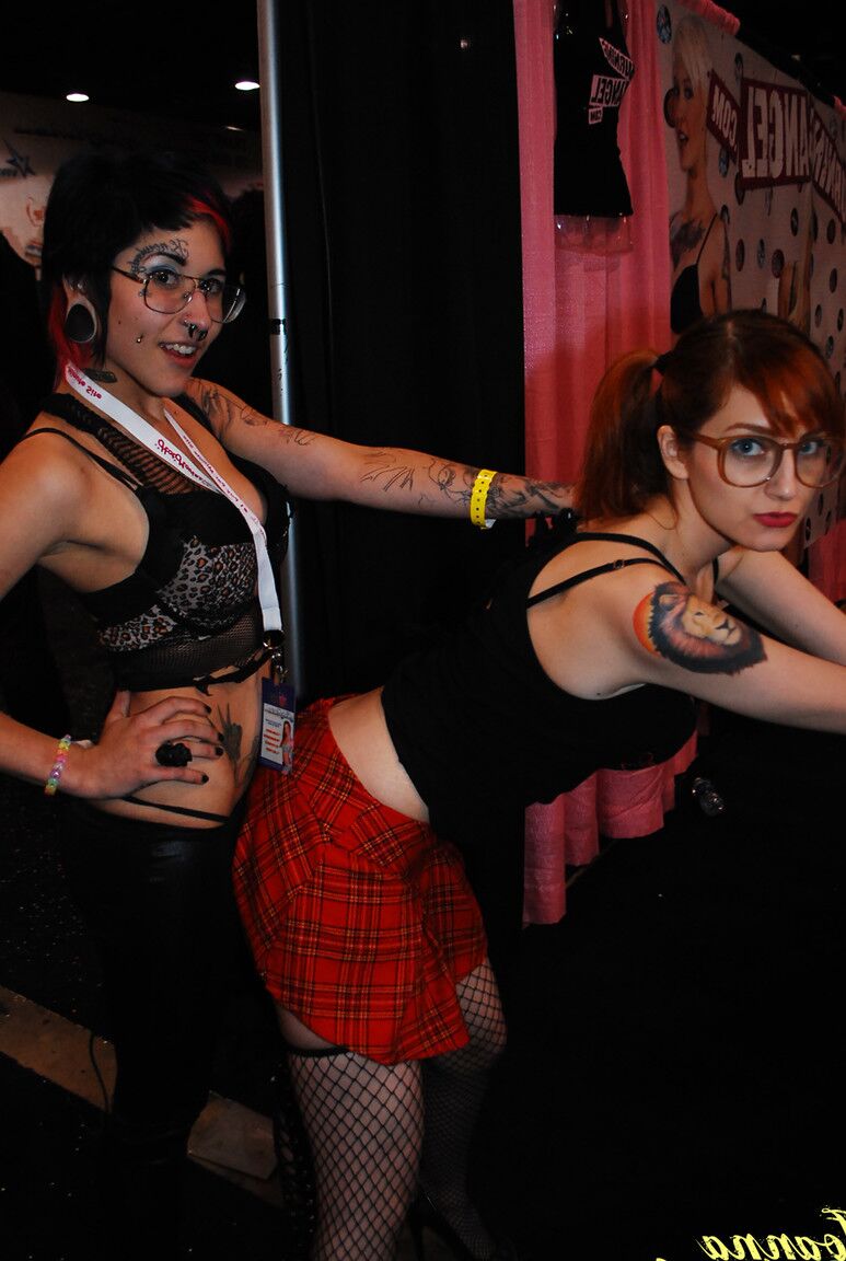15P Amateurs tatuadas muestran sus culos desnudos desnudas en una fiesta