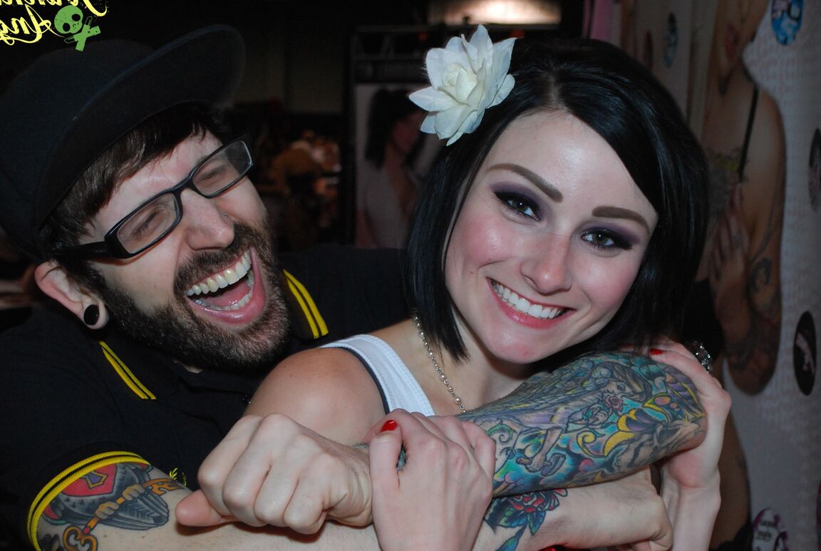 15P Amateurs tatuadas muestran sus culos desnudos desnudas en una fiesta