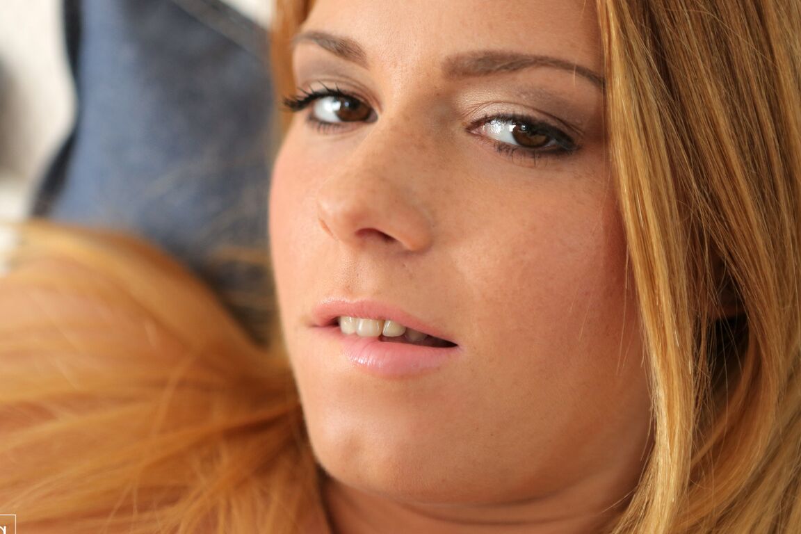 17P A adolescente Chrissy Fox esfrega sua buceta raspada antes de seu namorado comê-la