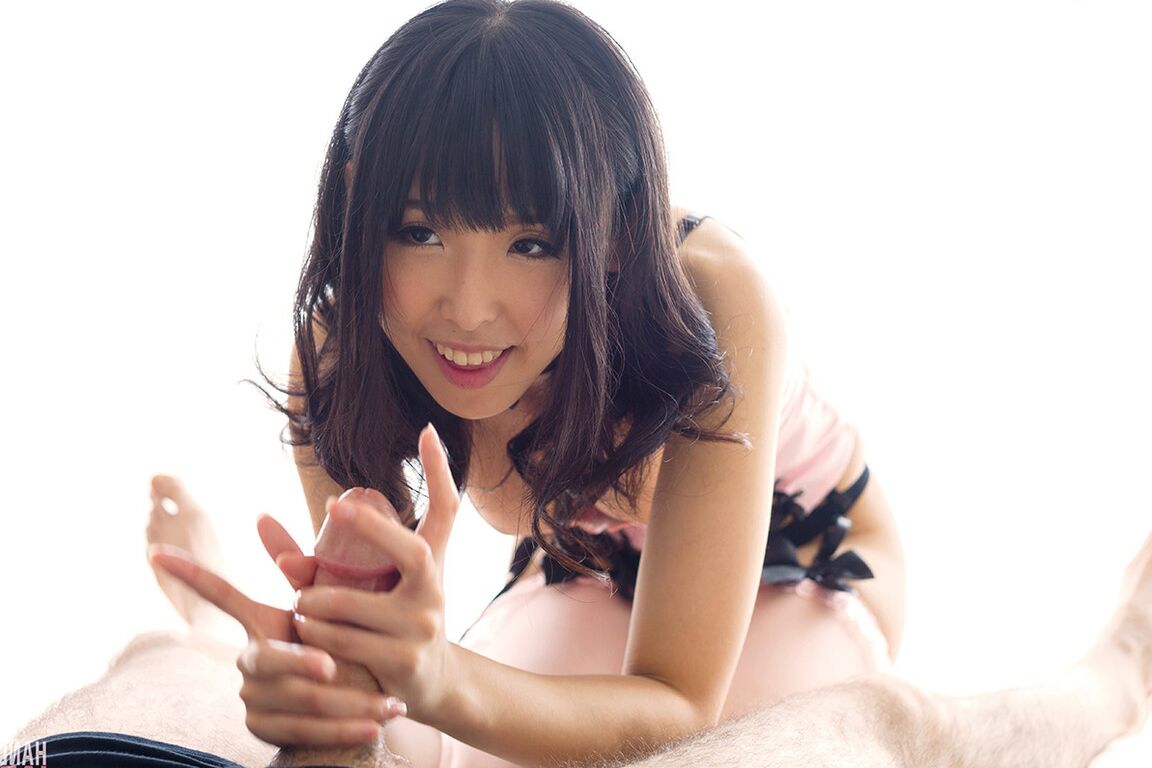 16P Une japonaise sexy en lingerie chaude goûte le sperme après avoir fait une branlette