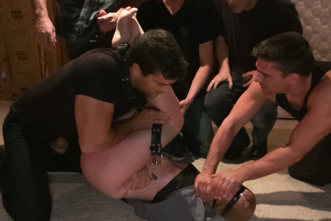 21P Hardcore Gangbang Chris Johnson, Claire Robbins, Eric John, John Strong, Ramon Nomar, Toni Ribas
