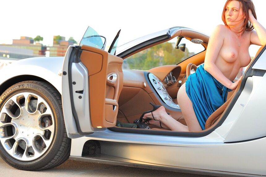 16P Chica caliente hace alarde de su par perfecto de tetas naturales al aire libre en el auto