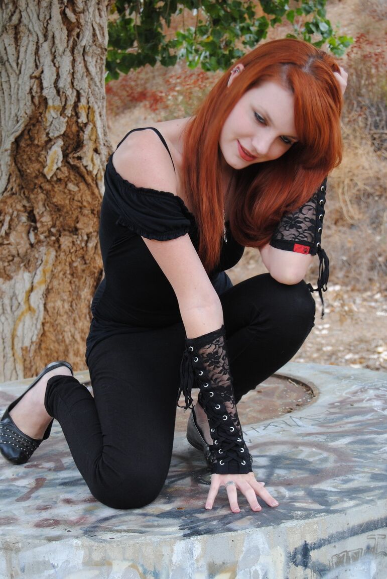 12P Linda garota amadora ruiva posando ao ar livre com uma roupa preta justa e sexy