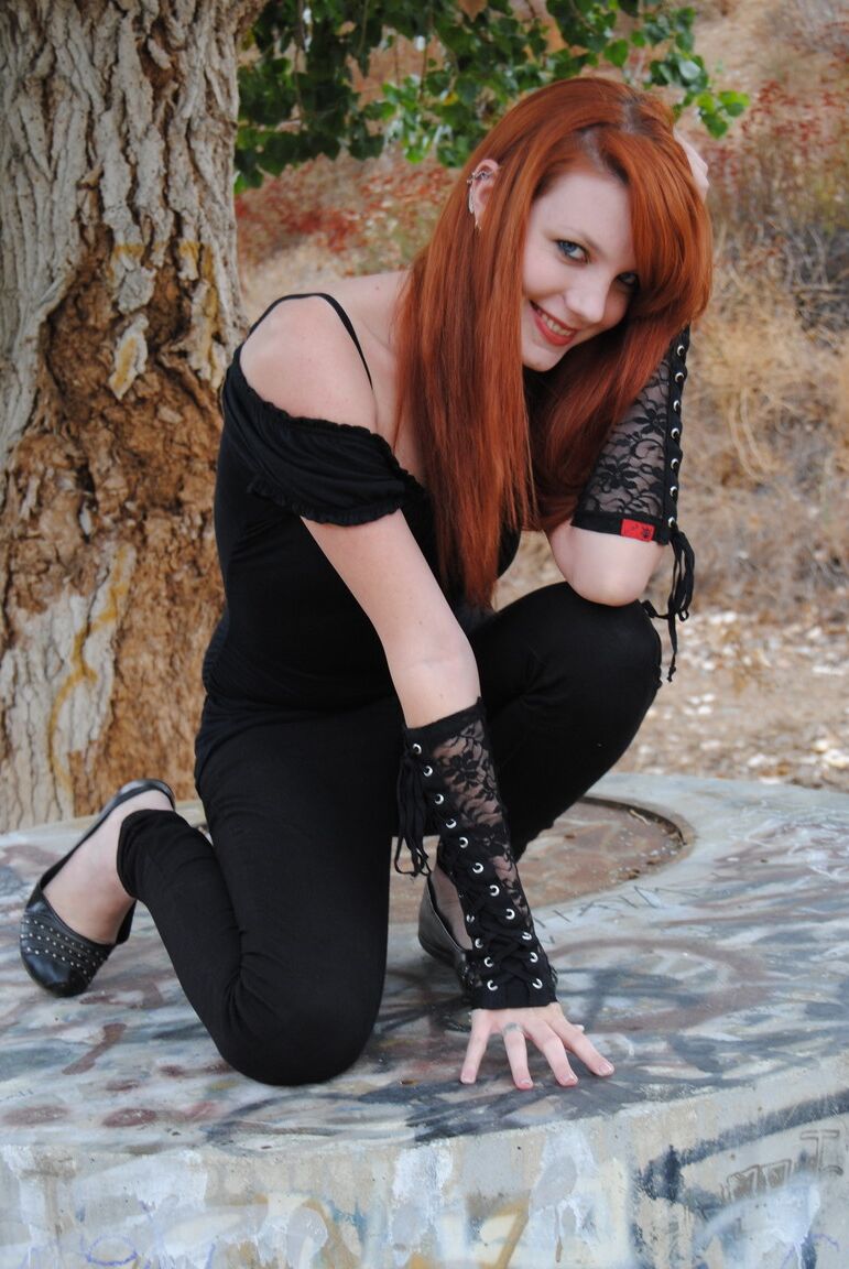 12P Linda garota amadora ruiva posando ao ar livre com uma roupa preta justa e sexy