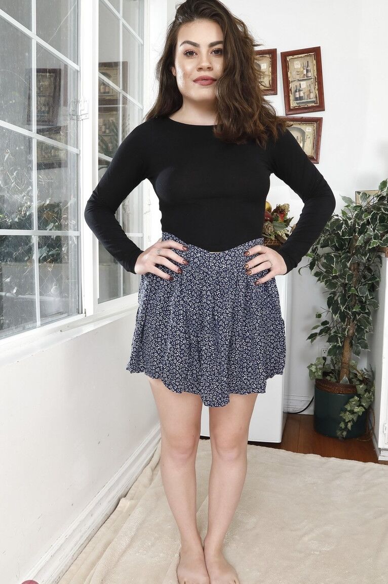 21P American babe with a nice ass Veronica Valentine flaunts her bushy twat