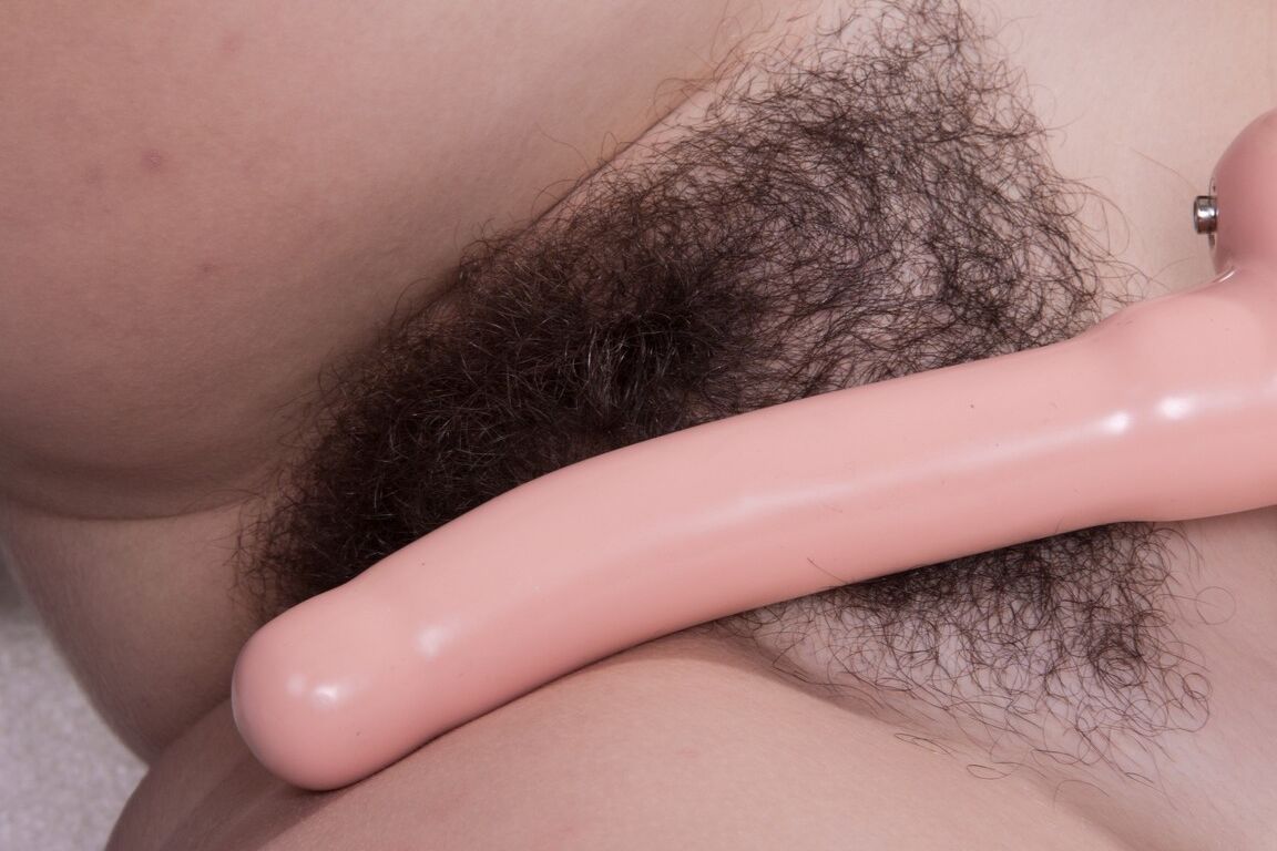 19P La belleza morena Ivy se desnuda y da placer a su chocho peludo en solitario