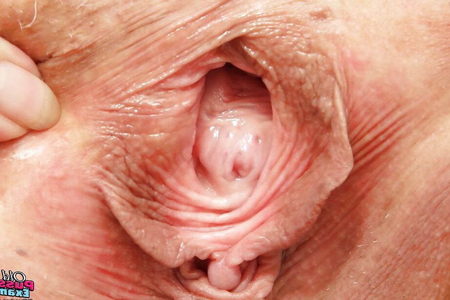 16P Abuela curvilínea en uniforme de enfermera masturbándose en su agujero glorioso