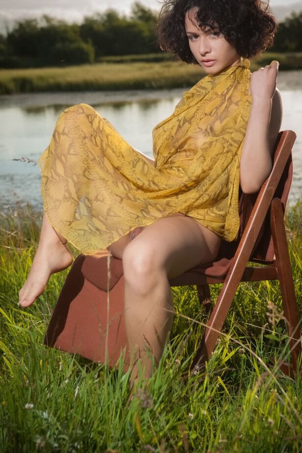 18P A modelo adolescente Pammie Lee faz poses nuas confiantes em um pântano