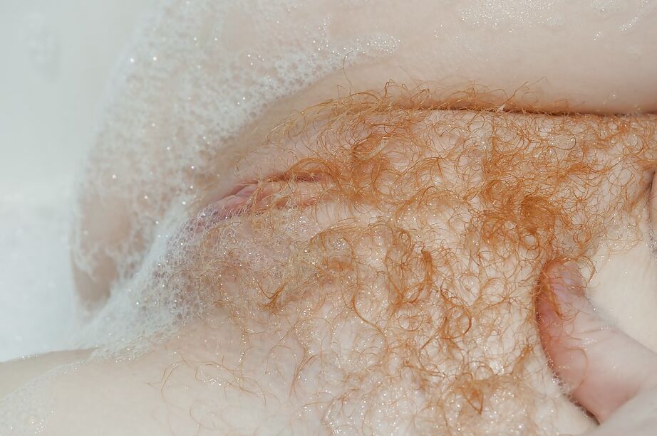 16P La tetona Madison Young masturbándose el chocho recortado en el baño
