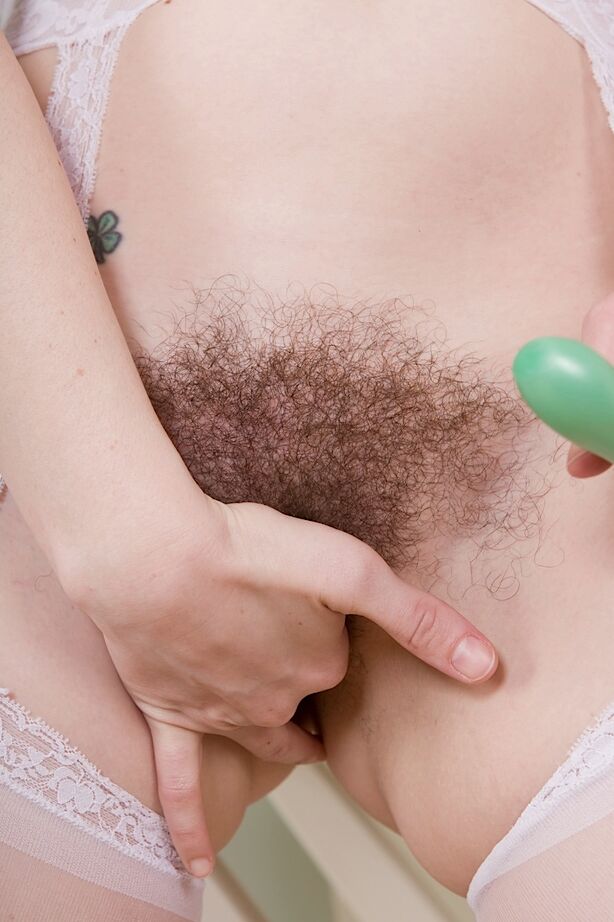 16P Horny MILF em meias agradando seu cooter espesso com um vibrador