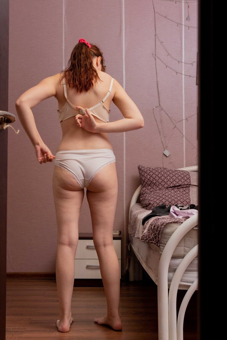 21P 巨乳のエッチな素人エルザが服を着ている間に覗き見される