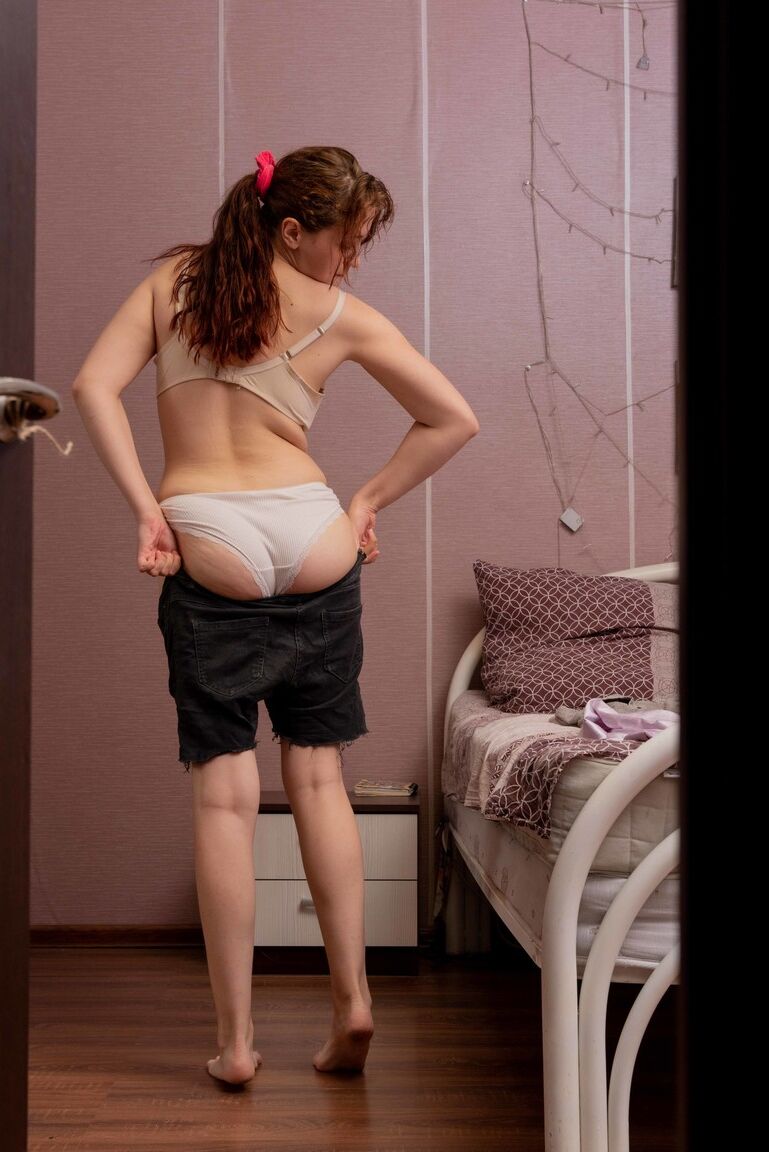 21P 巨乳のエッチな素人エルザが服を着ている間に覗き見される