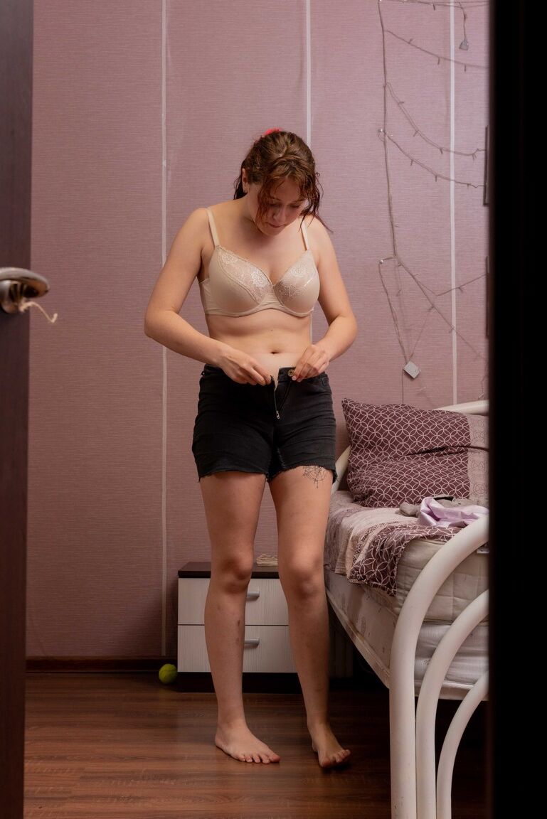 21P 巨乳のエッチな素人エルザが服を着ている間に覗き見される