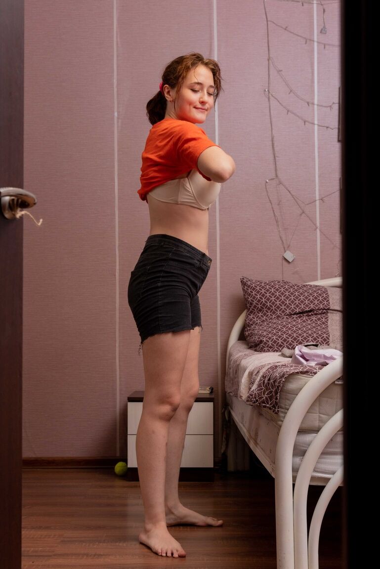 21P 巨乳のエッチな素人エルザが服を着ている間に覗き見される