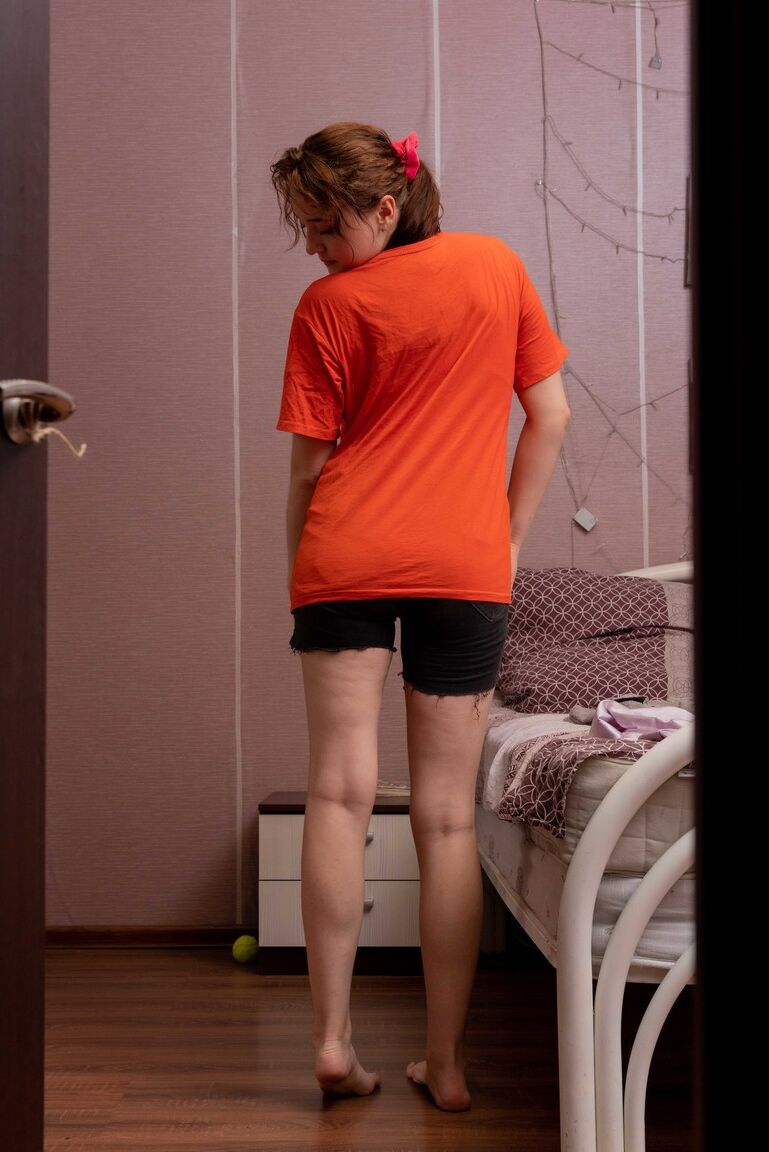 21P 巨乳のエッチな素人エルザが服を着ている間に覗き見される