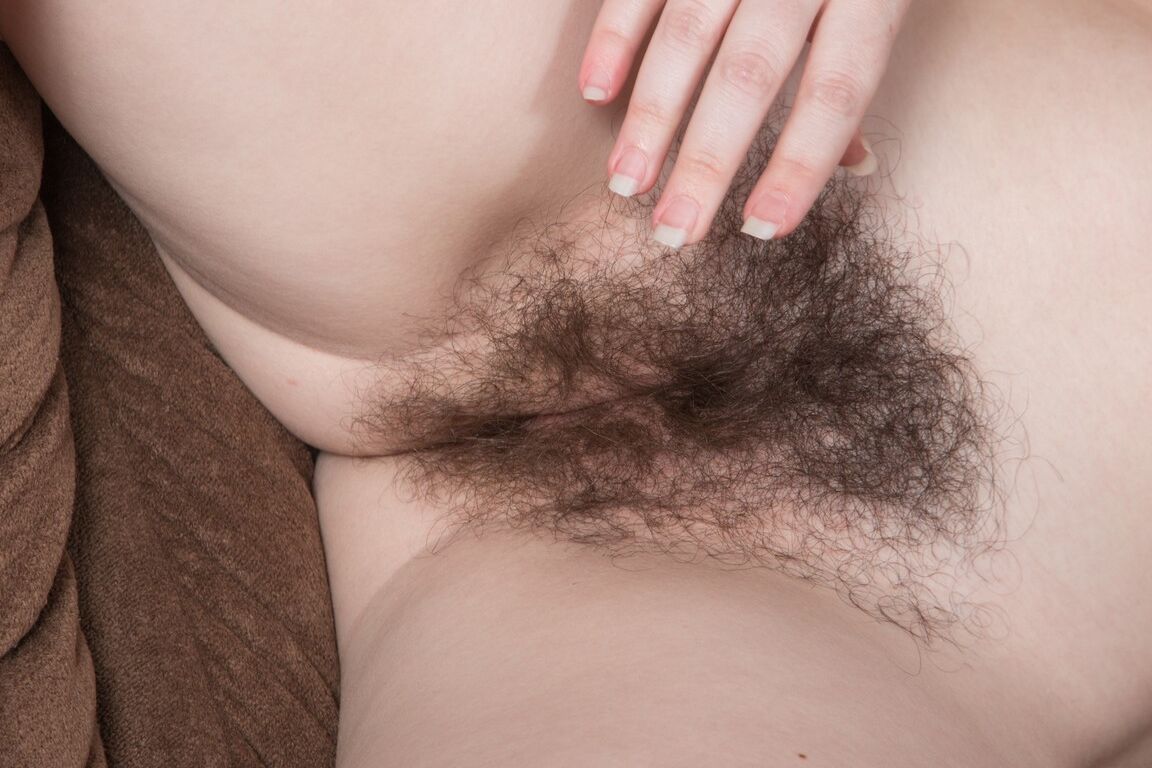 21P Redheaded amateur Annabelle Lee shows her hairy armpits and twat in a solo