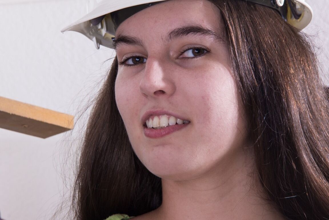 14P Ivy, trabalhadora da construção civil, prende um vibrador a uma furadeira para se masturbar