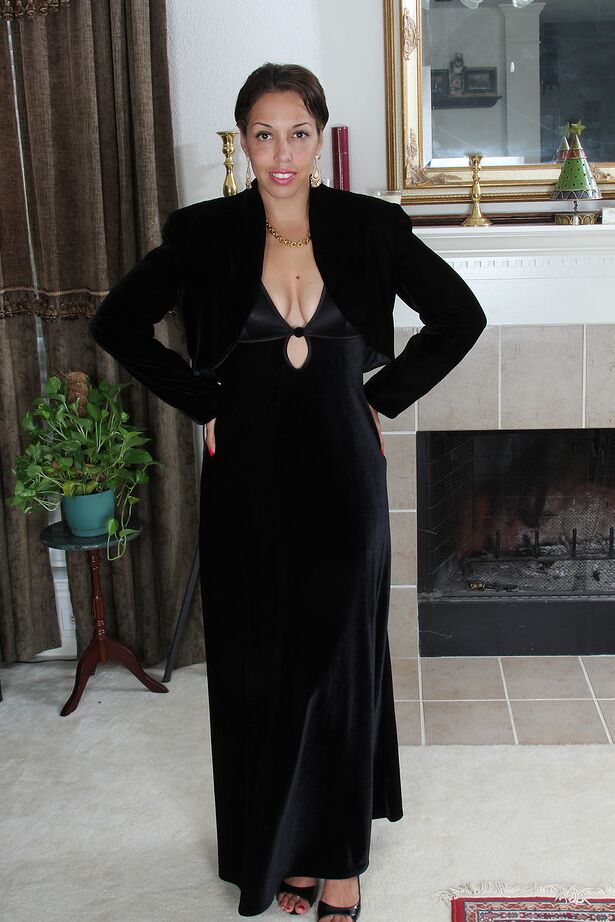 16P Beautiful mature Josephine Noelle spreading legs with big saggy tits bared
