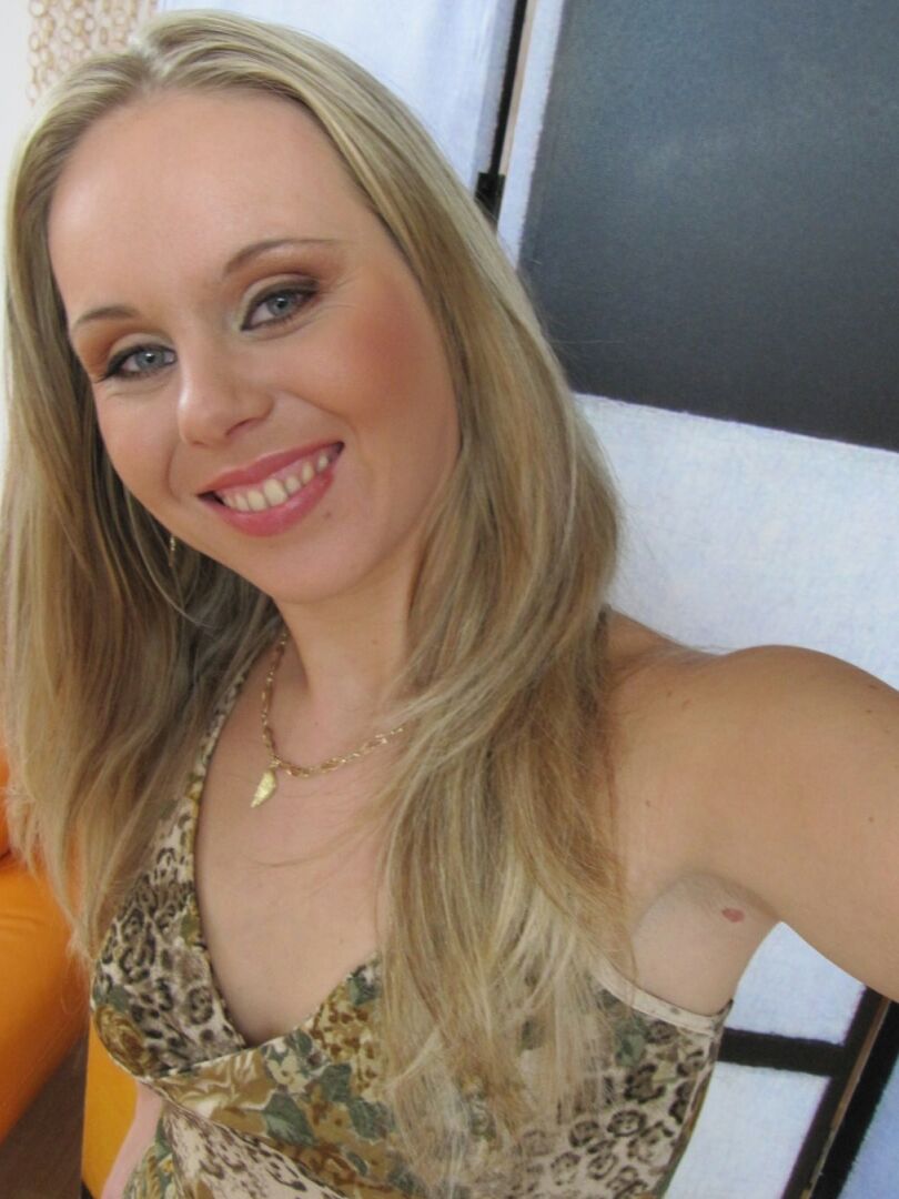 21P Blonde girlfriend Candra Smith unveils her tiny boobs & shaved cunt in a solo