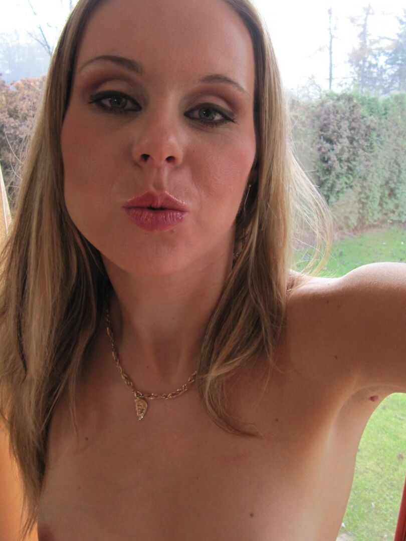 21P Blonde girlfriend Candra Smith unveils her tiny boobs & shaved cunt in a solo
