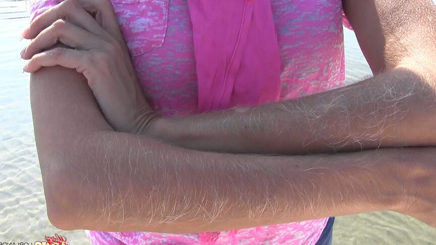 14P Amateur chick Lori Anderson shows off incredibly hairy forearms by the water