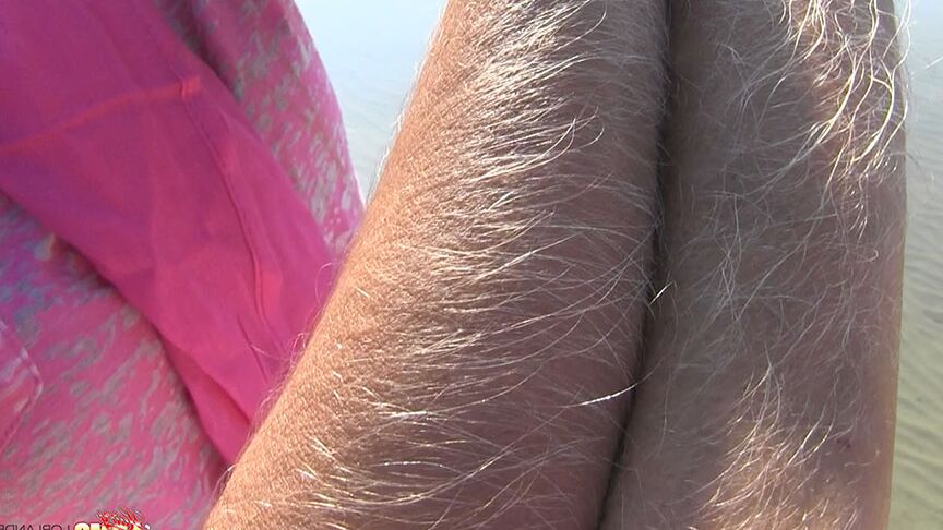 14P Amateur chick Lori Anderson shows off incredibly hairy forearms by the water