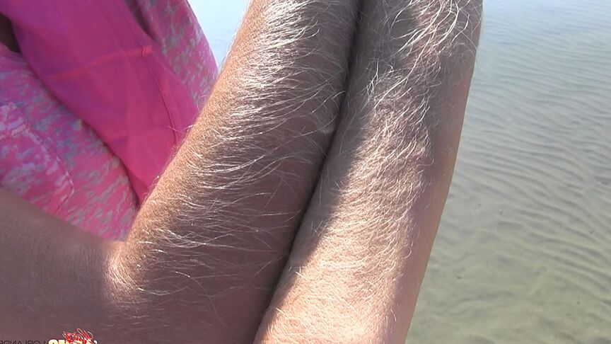 14P Amateur chick Lori Anderson shows off incredibly hairy forearms by the water