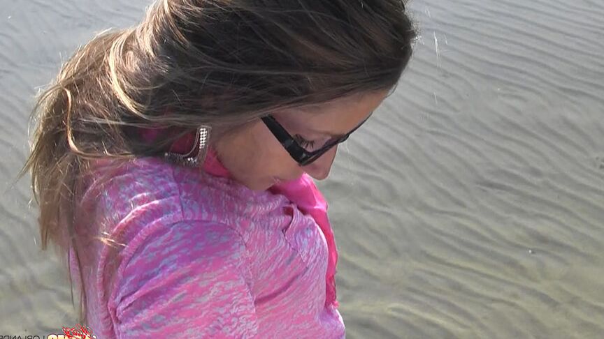 14P Amateur chick Lori Anderson shows off incredibly hairy forearms by the water