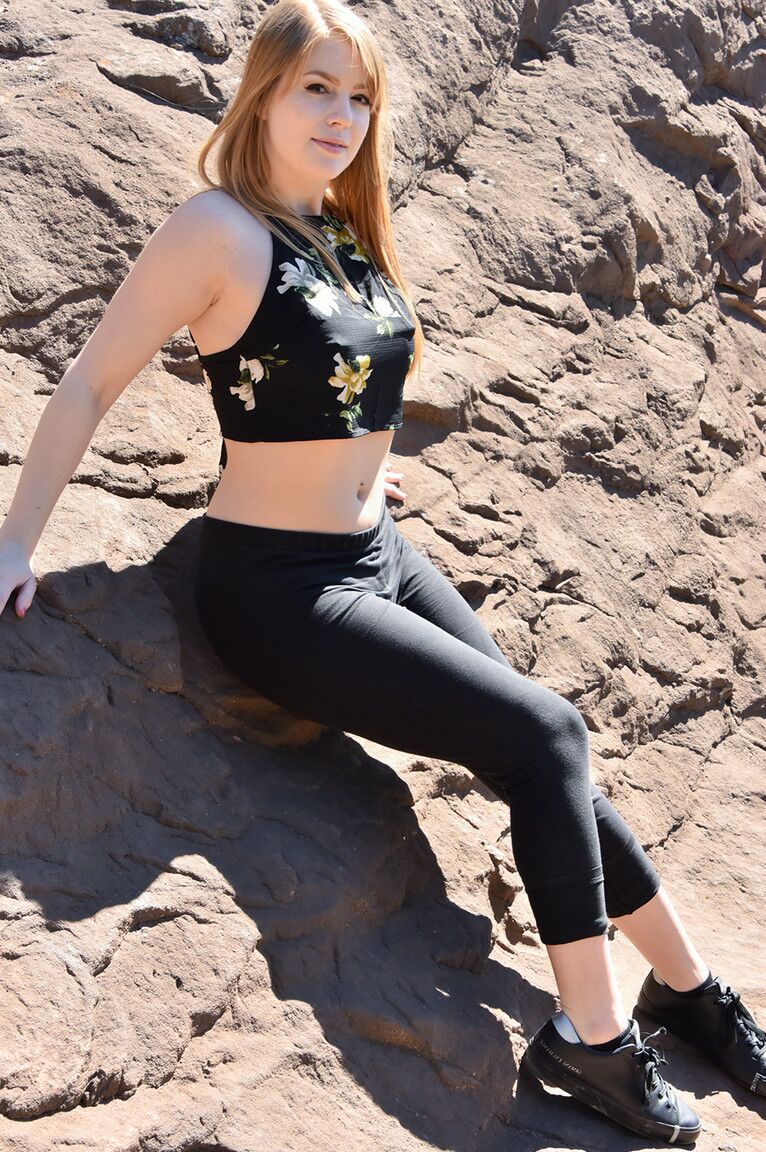 21P La MILF amateur Dolly hace alarde de su gran culo y sus pezones turgentes en una caminata por la montaña