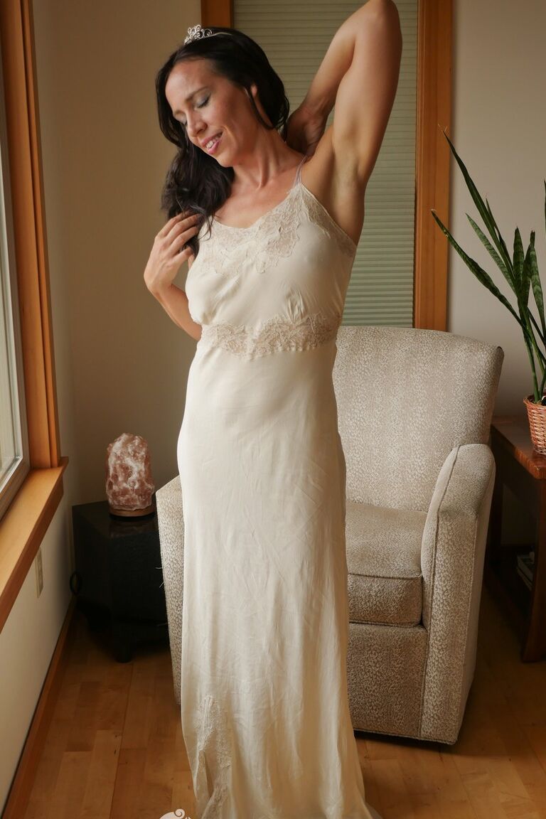 17P La princesa MILF madura Tasty Luscious se deja caer la lencería para jugar con los pezones
