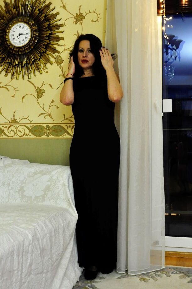 20P A amadora mais velha Diana Ananta tira um vestido de noite para posar nua em meias