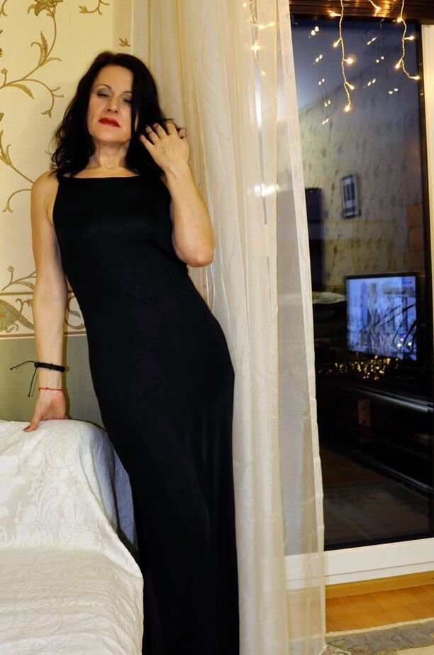 20P A amadora mais velha Diana Ananta tira um vestido de noite para posar nua em meias
