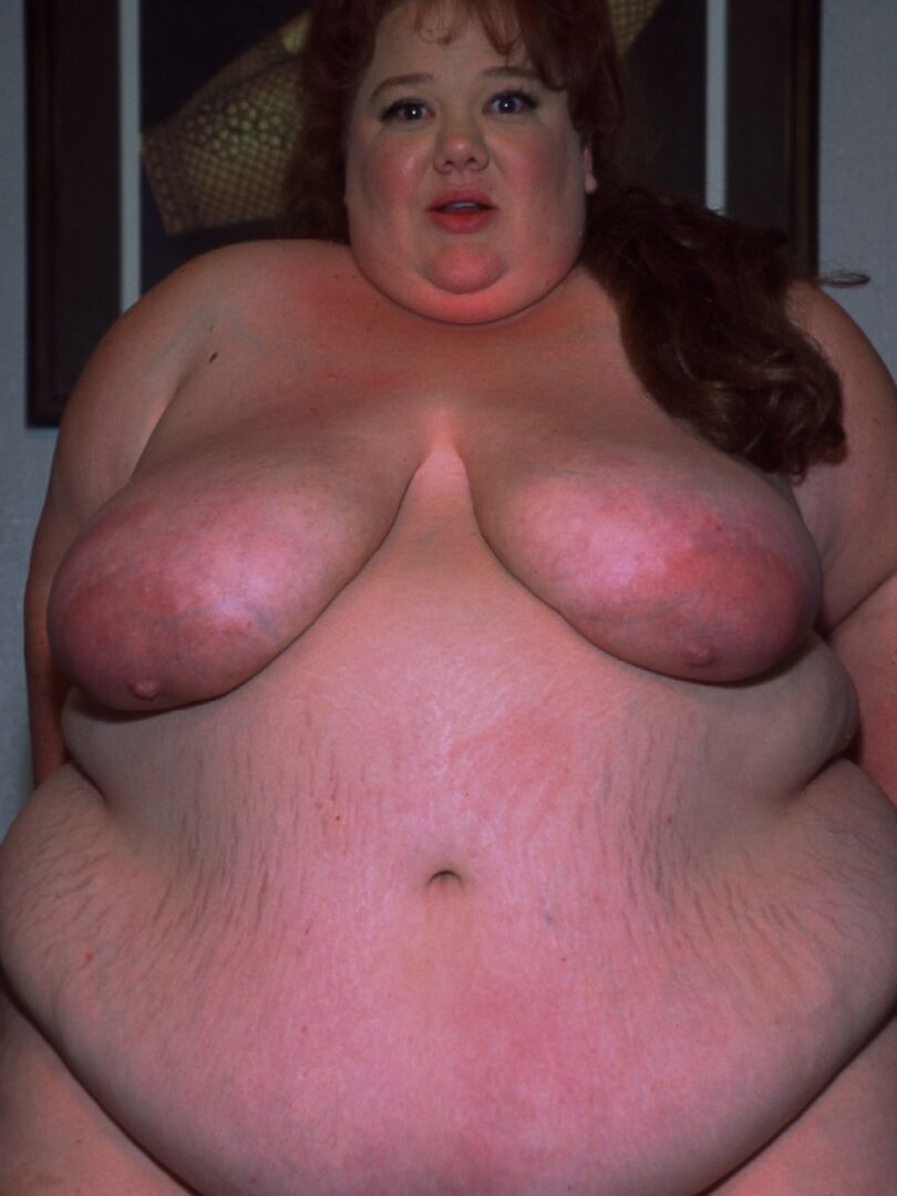 15P SSBBW com cabelo ruivo aperta os mamilos enquanto chupa pau e fode