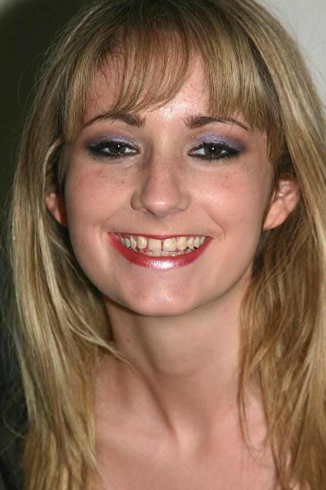 16P Petite adolescente Hillary separa sua vulva careca com unhas bem cuidadas
