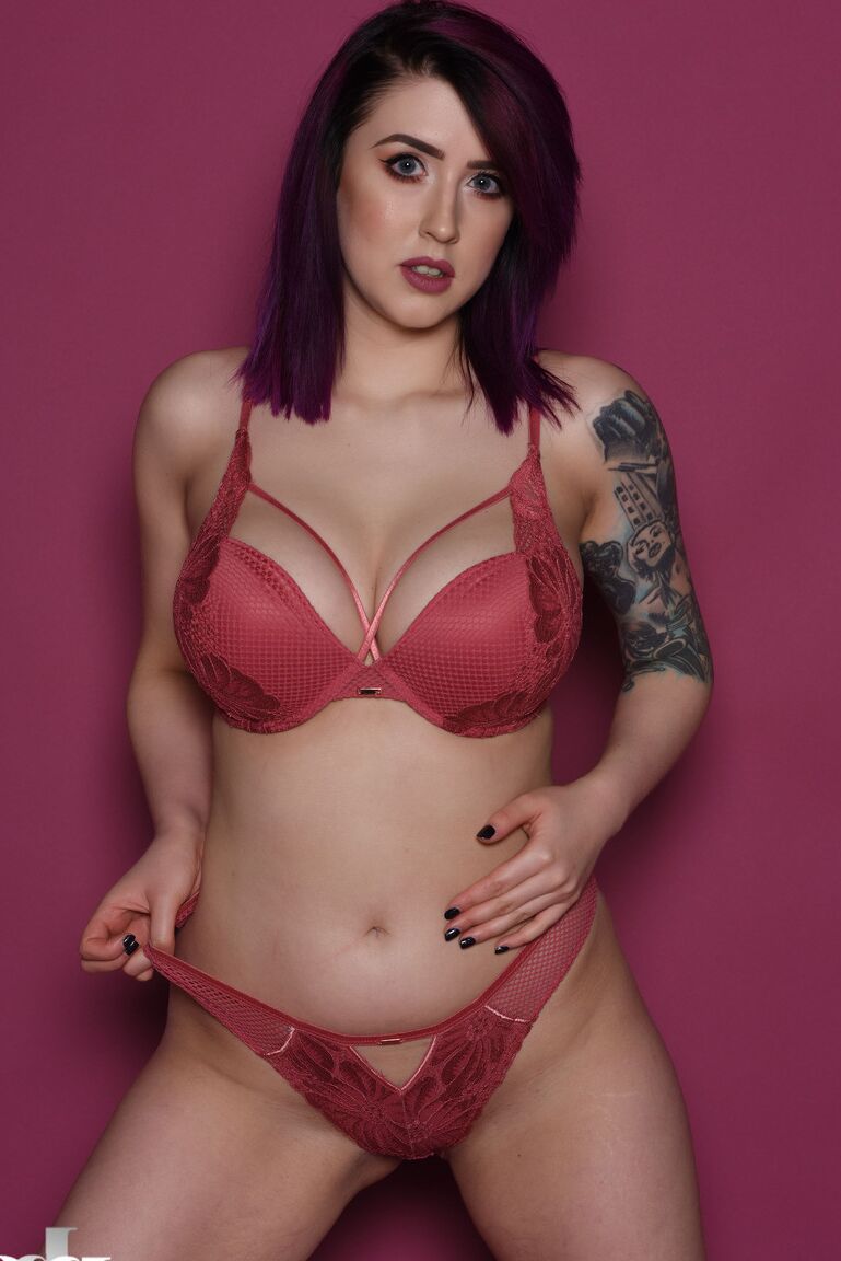 21P La nena caliente Lisha Blackhurst se quita el sujetador y se burla de sus tetas naturales