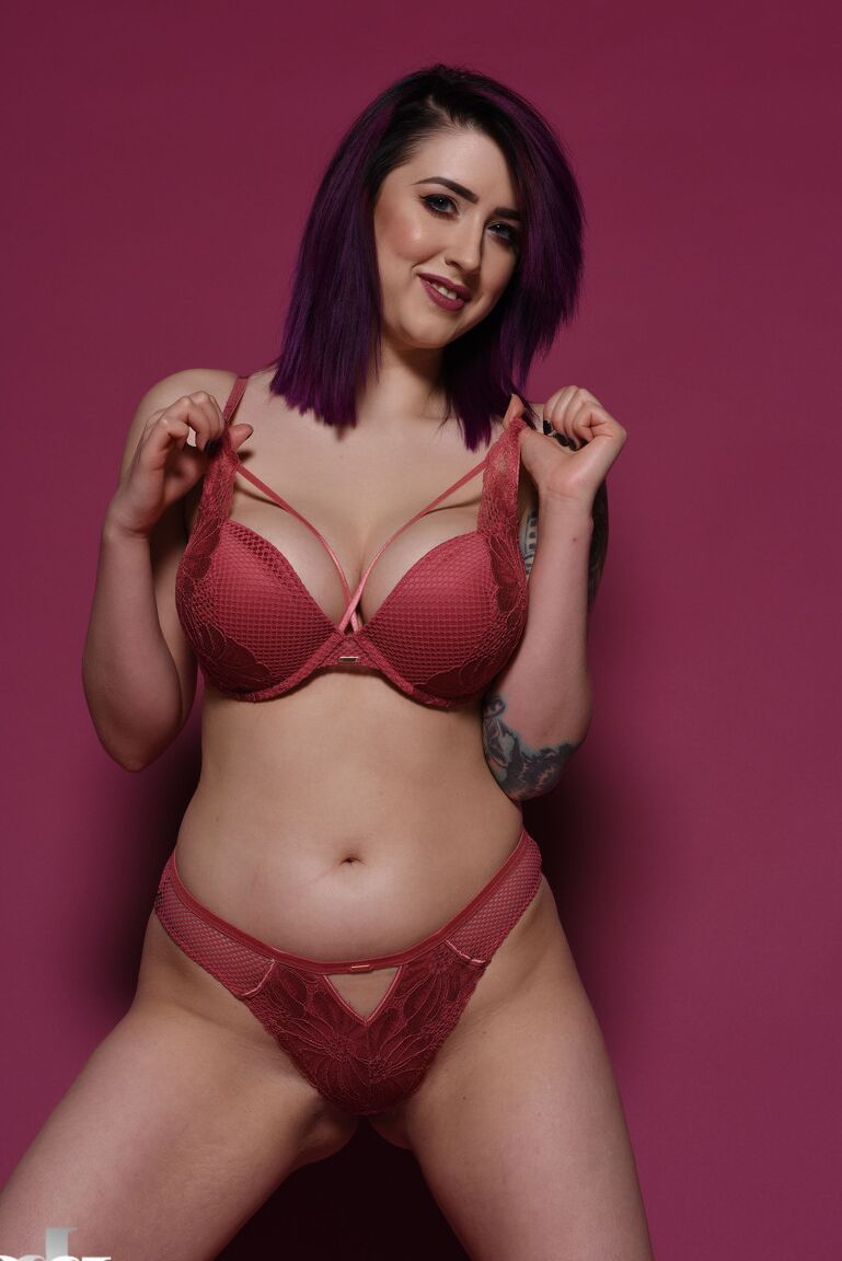 21P La nena caliente Lisha Blackhurst se quita el sujetador y se burla de sus tetas naturales