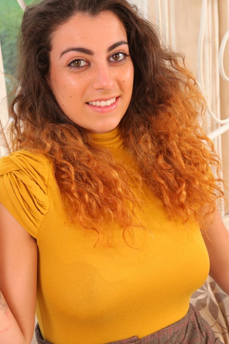 21P Fiona S, une fille aux gros seins et aux cheveux bouclés, s'exhibe seins nus dans ses collants transparents.