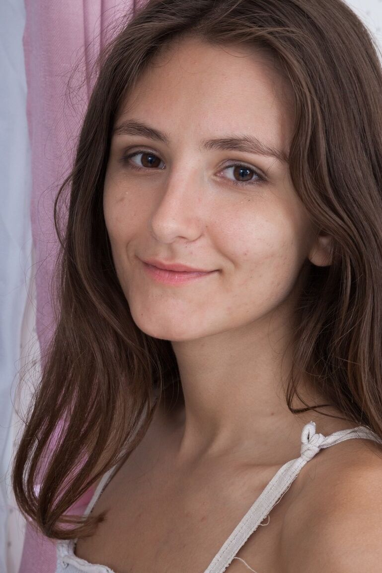 Das 16P Amateur-Solomädchen Shivali öffnet zum ersten Mal ihre haarige Fotze weit