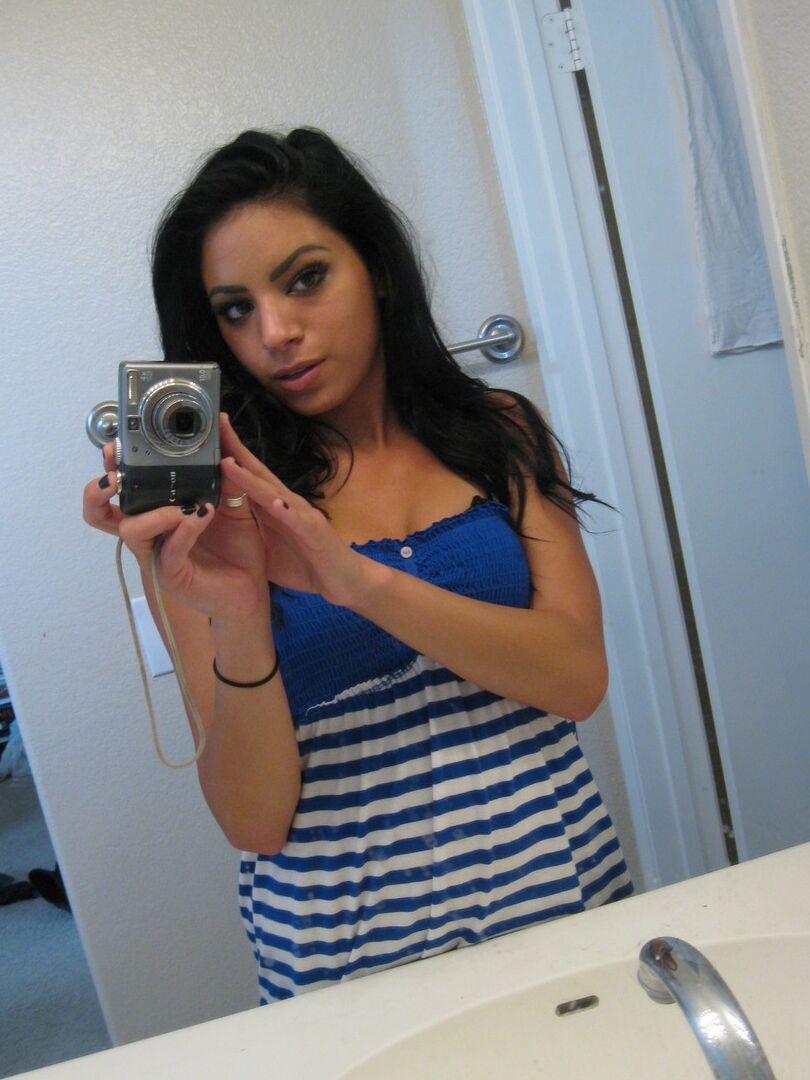16P A jovem latina Kelly Xoxo tira selfies enquanto se expõe no espelho